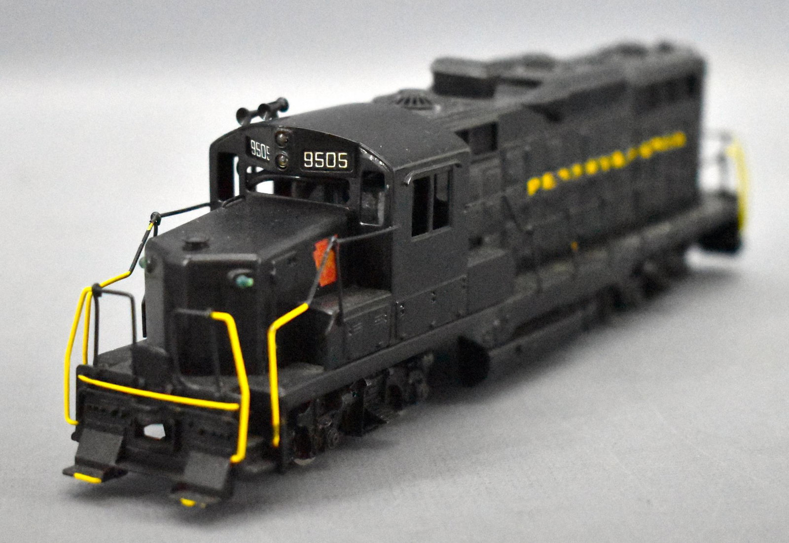 Tenshodo HO scale brass Pennsylvania GP diesel: Tenshodo HO scale brass Pennsylvania GP diesel locomotive, C7 with light run time.