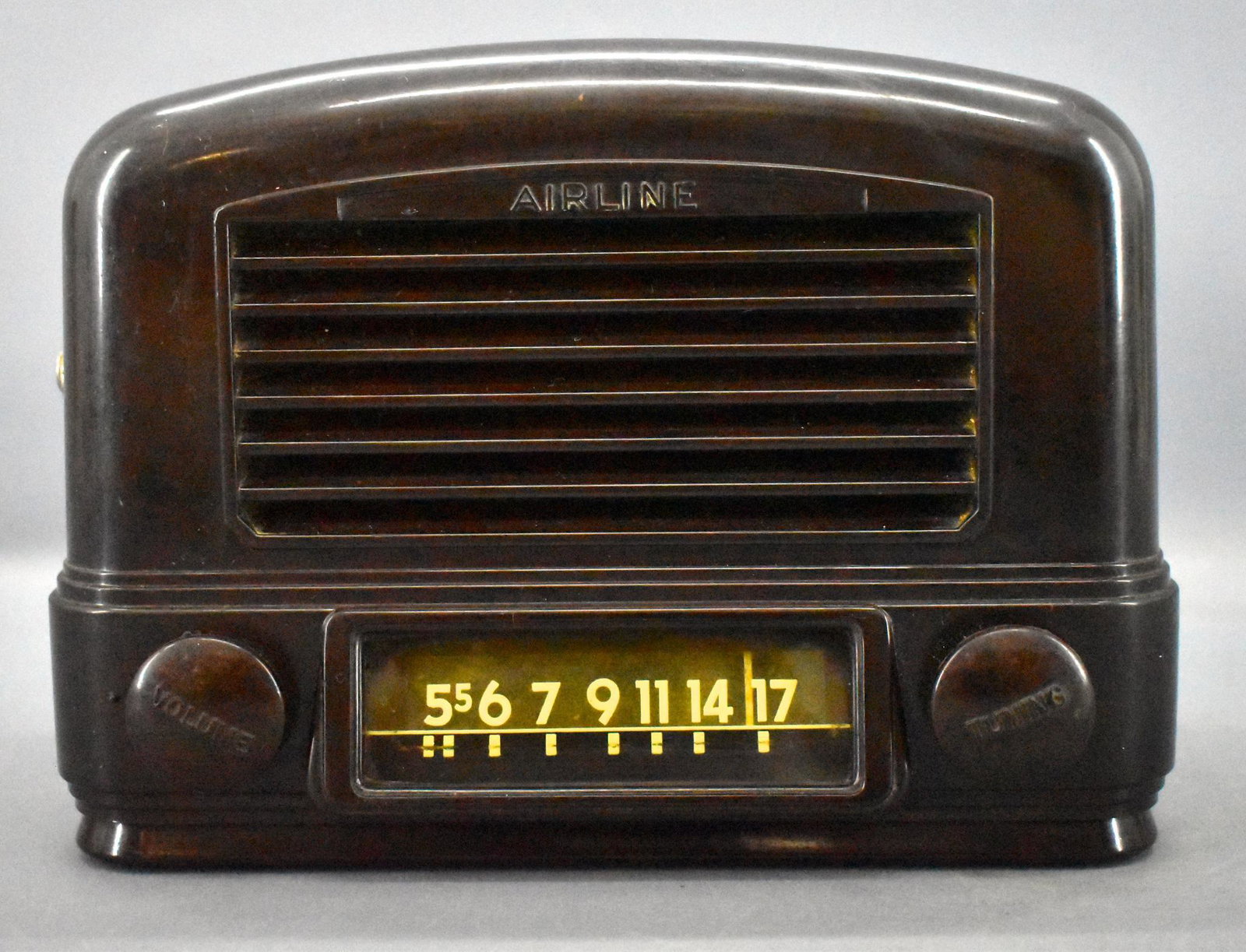 1950's Bakelite Wards Airline model 54-BR-150A octal: 1950's Bakelite Wards Airline model 54-BR-150A octal tube radio. Very good condition with a large crack on top but is otherwise in excellent condition and was used until just recently.