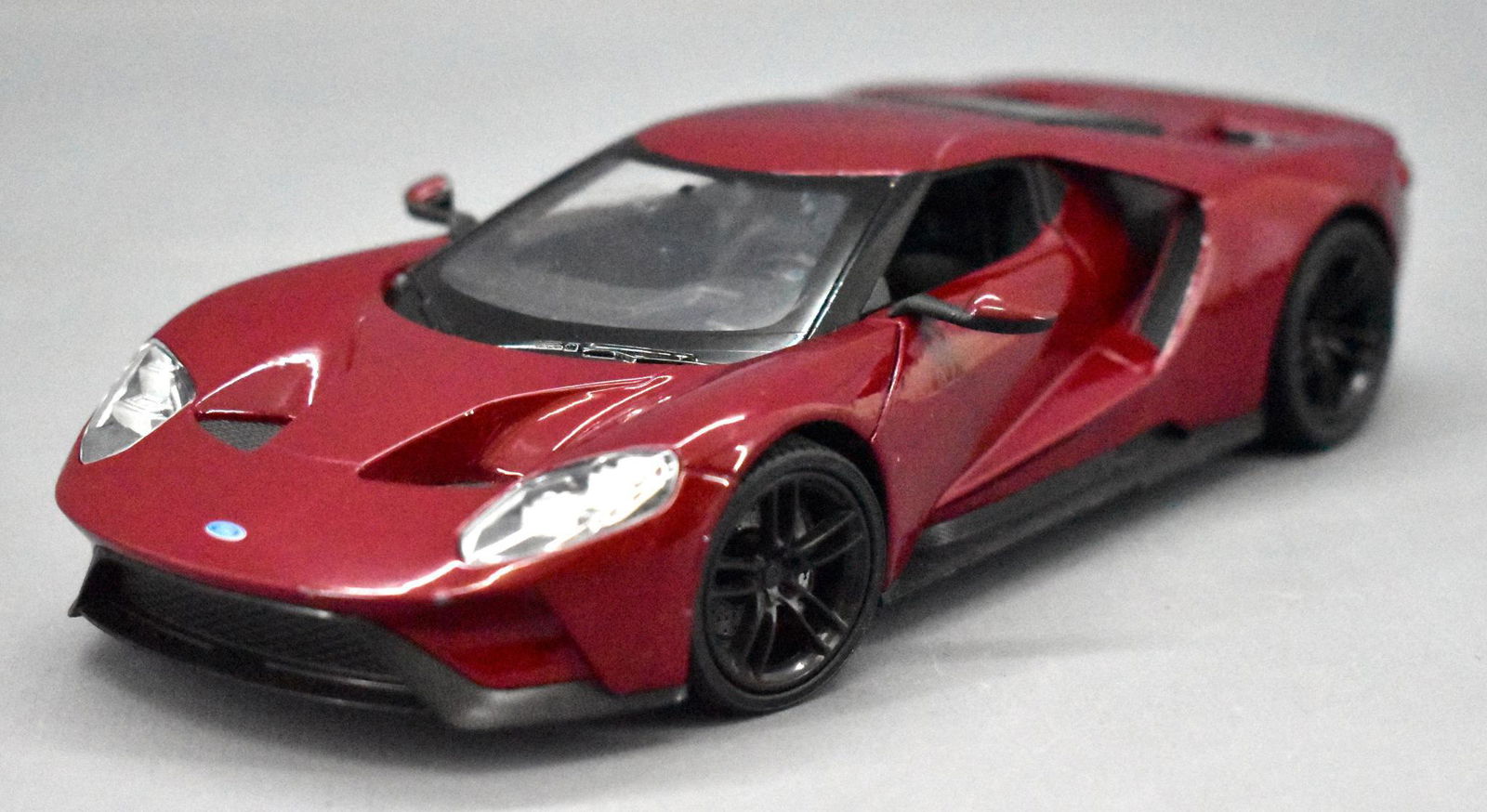 Welly 1/24 scale die cast 2017 Ford GT Ford vs. Ferrari: Welly 1/24 scale die cast 2017 Ford GT. Ford vs. Ferrari commemorative model. Car is like new but does not have an original box.