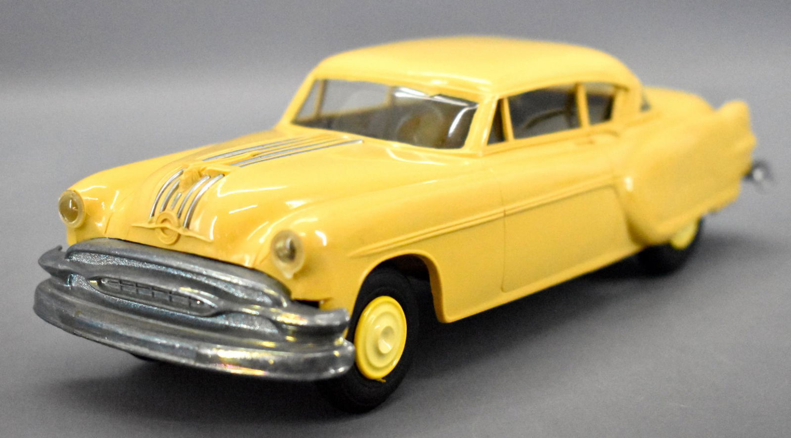 AMT 1954 Pontiac Chieftain Deluxe Catalina 2-door: 1954 Pontiac Chieftain Deluxe Catalina 2-door hardtop, Biloxi Beige, plastic body with metal chassis, grill, bumpers and chrome silver streak, 1/25 dealer coaster car made by AMT.