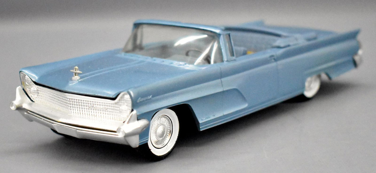 1959 Lincoln Continental convertible dealer friction: 1959 Lincoln Continental convertible dealer friction promo car, gorgeous car with perfect surfaces and a freely turning friction motor but has slight warpage so that the front wheels will not turn.