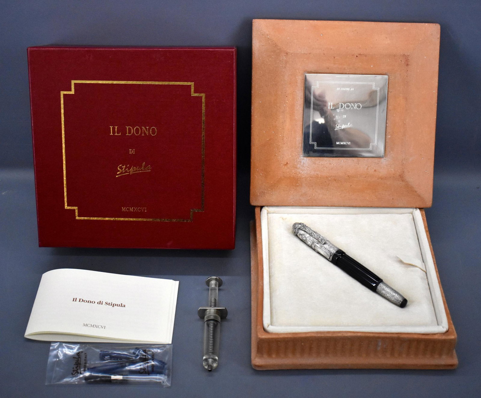 Stipula Il Dono Limited Edition fountain pen in: Stipula Il Dono fountain pen in original box, Limited Edition numbered 434/988. The pen is unused and near mint with an 18 karat gold nib in a nice earthenware box with original paperwork, and identif