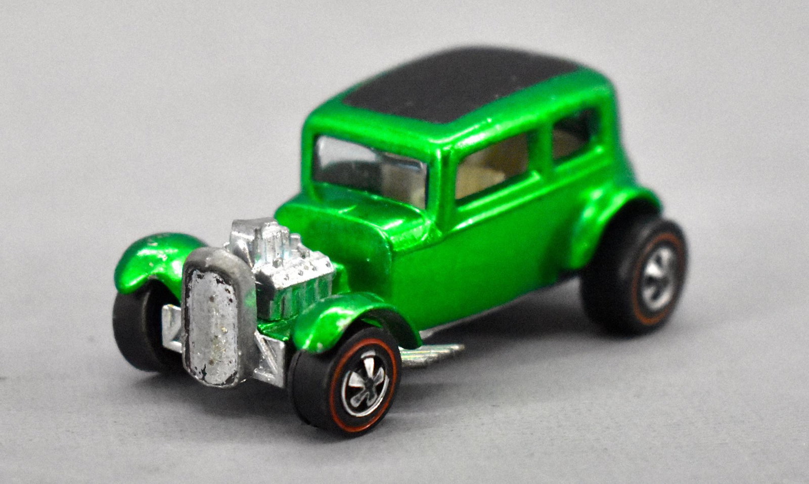 Redline Hot Wheels green US Classic '32 Ford Vicky: Redline Hot Wheels green US Classic '32 Ford Vicky, nice and clean with some light paint chips, bent axles and a dull base.