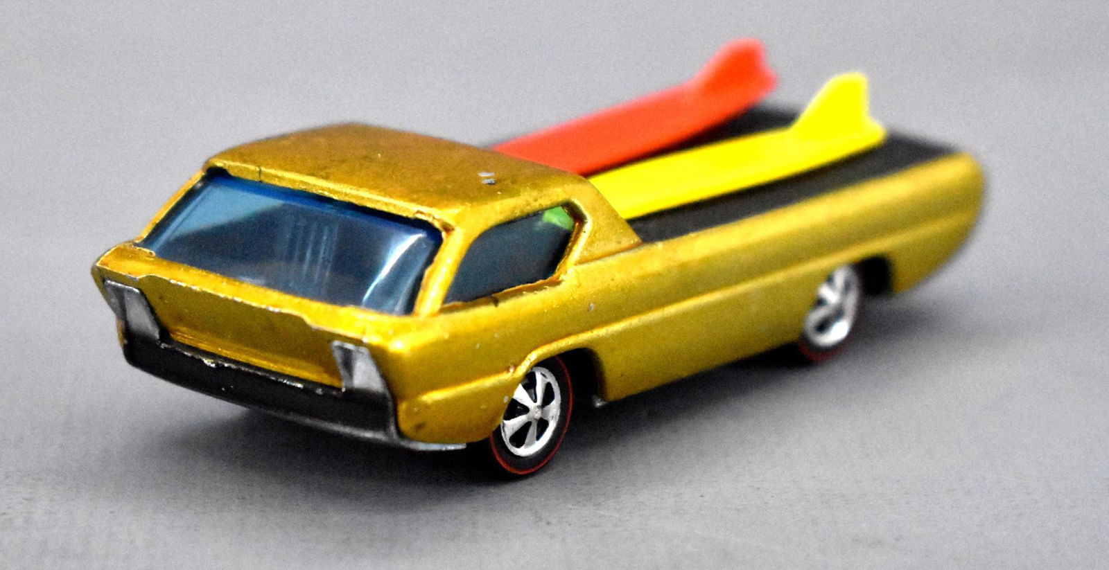 Redline Hot Wheels gold HK Deora: Redline Hot Wheels gold HK Deora, nice car with two paint chips on the roof and a very shiny base.