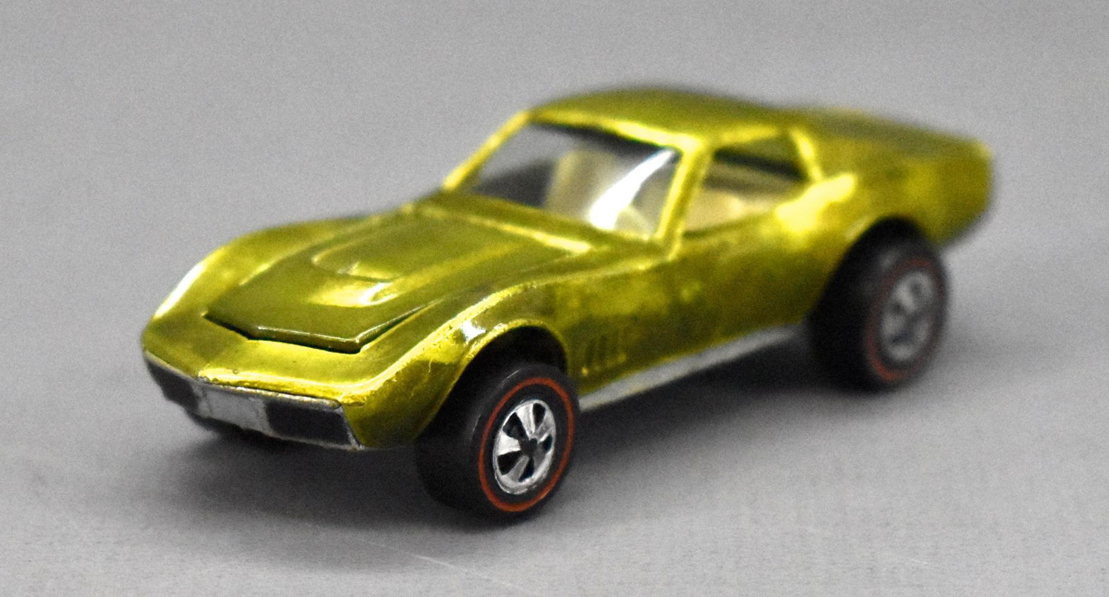 Redline Hot Wheels lime US Custom Corvette: Redline Hot Wheels lime US Custom Corvette, nice and clean with only a tiny amount of paint loss from the tail and a very shiny base, the car is toned but not evenly as seen in the photos.