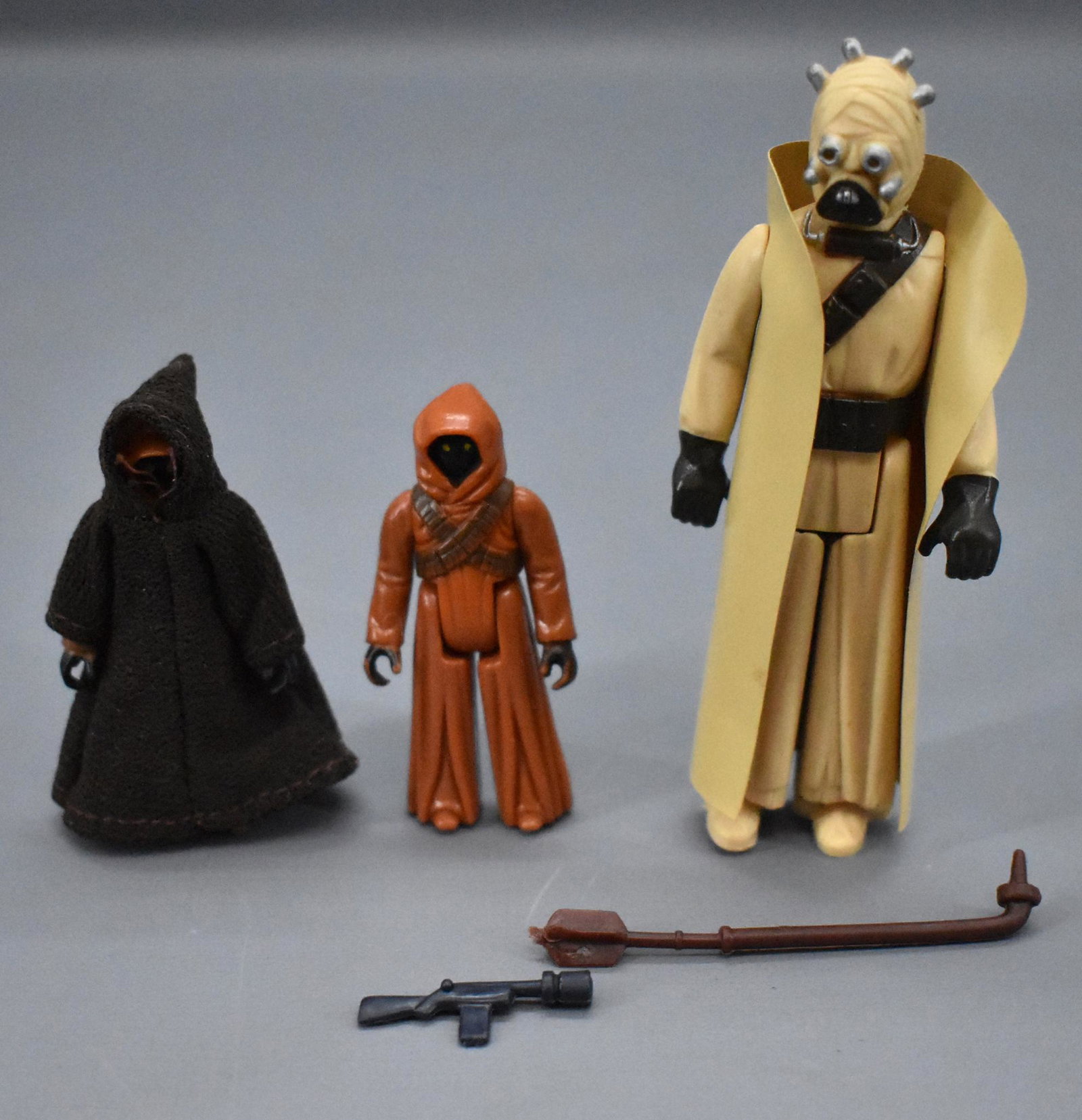 Three original Kenner Star Wars action figures Jawa: Three original Star Wars action figures to include two Jawas and a Tusken Raider in excellent condition. Includes one cloth cape for a Jawa and a vinyl cape for a Tusken Raider plus one weapon for eac