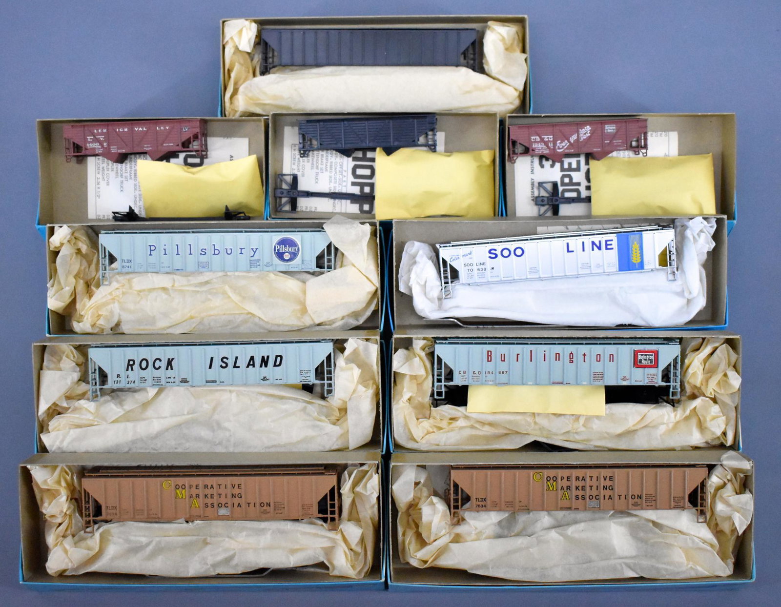 Ten Athearn HO scale hopper kits in original boxes: Ten Athearn HO scale hopper kits in original boxes. There are six 3-bay covered hoppers, three 34' composite side hoppers and a 34' covered hopper, C9 in excellent original boxes.