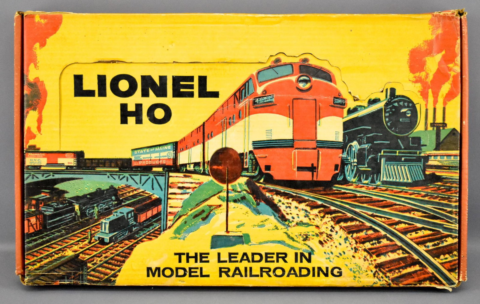 Lionel postwar HO 5709 Milwaukee Road diesel freight: Lionel postwar HO 5709 Milwaukee Road diesel freight set in original boxes to include 0531-1 Milwaukee Road F7 diesel locomotive, 0824-1 flat car with automobiles, 0864-150 Minneapolis & St. Louis box