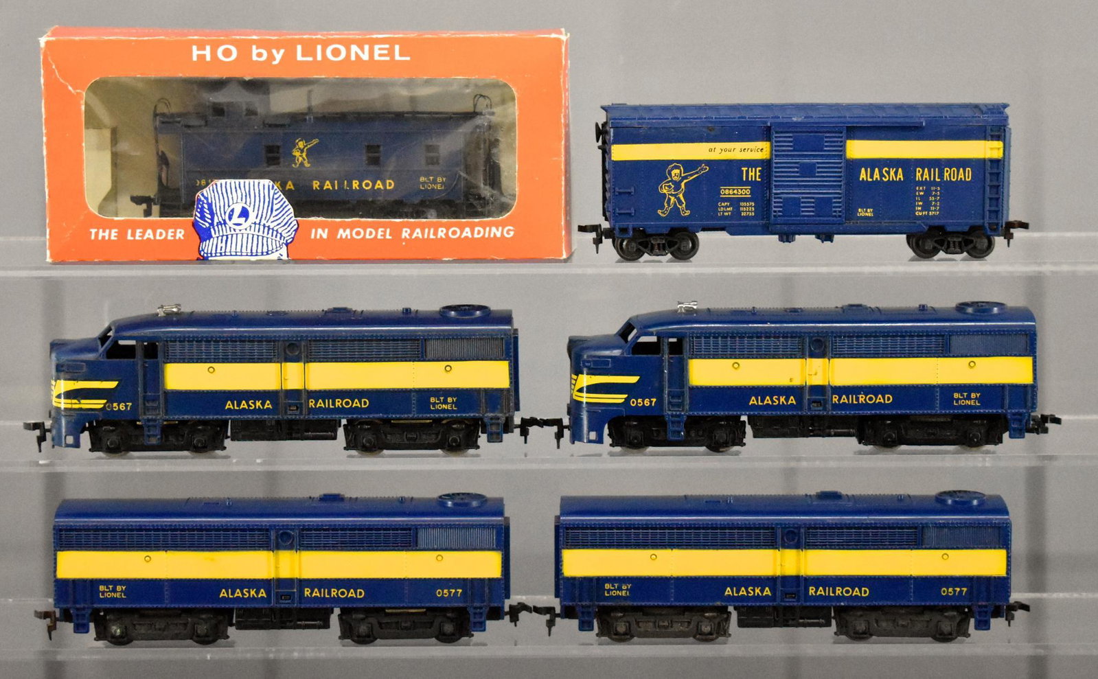 Lionel postwar HO Alaska ABBA diesel locomotive set: Lionel postwar HO Alaska ABBA diesel locomotive set plus box car and caboose. Includes two powered 0567 Alco A diesel locomotive units, two 0577 non-powered B units, a nice 0864-300 box car and 0817 c