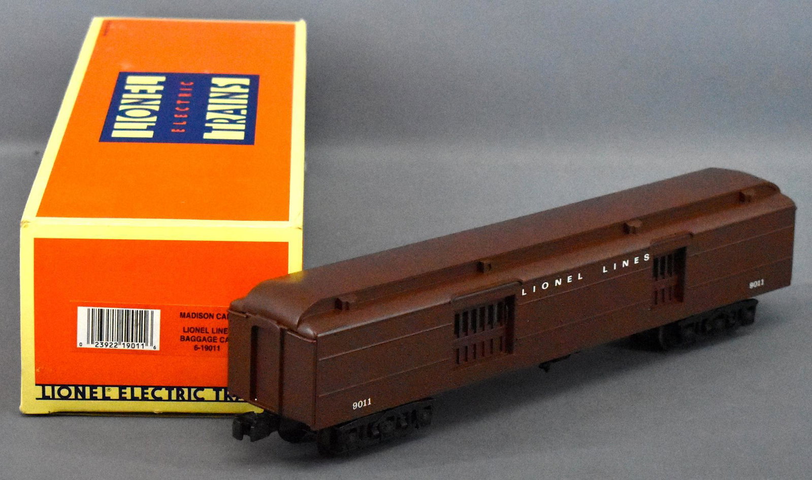 Lionel modern era O 19011 Madison baggage add-on car: Lionel modern era O 19011 Madison baggage add-on car in original box, shows very light run time, C8+ in an excellent original box