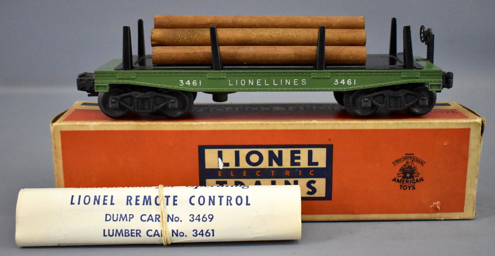 Lionel postwar O 3461-25 green automatic lumber car in: Lionel postwar O 3461-25 green automatic lumber car in original box, C8 in a very good original box