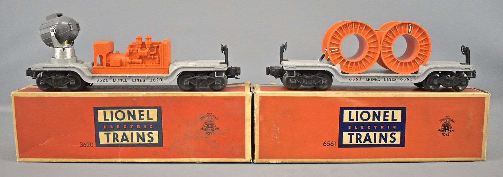 Lionel postwar O 3620 6561 flat cars in original boxes: Lionel postwar O 3620 rotating searchlight car and 6561 cable cars in original boxes, C7 in good original boxes.