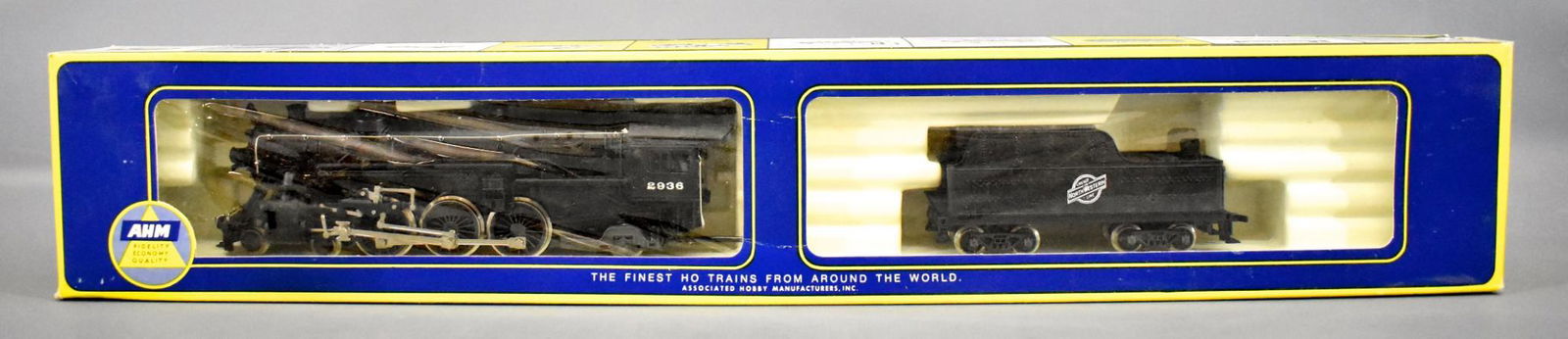 Rivarossi HO scale 4-6-2 Chicago North Western RR: Rivarossi HO scale Chicago North Western RR 4-6-2 light Pacific steam locomotive and tender MIB, both are C8-9 unrun in excellent original box with paperwork.