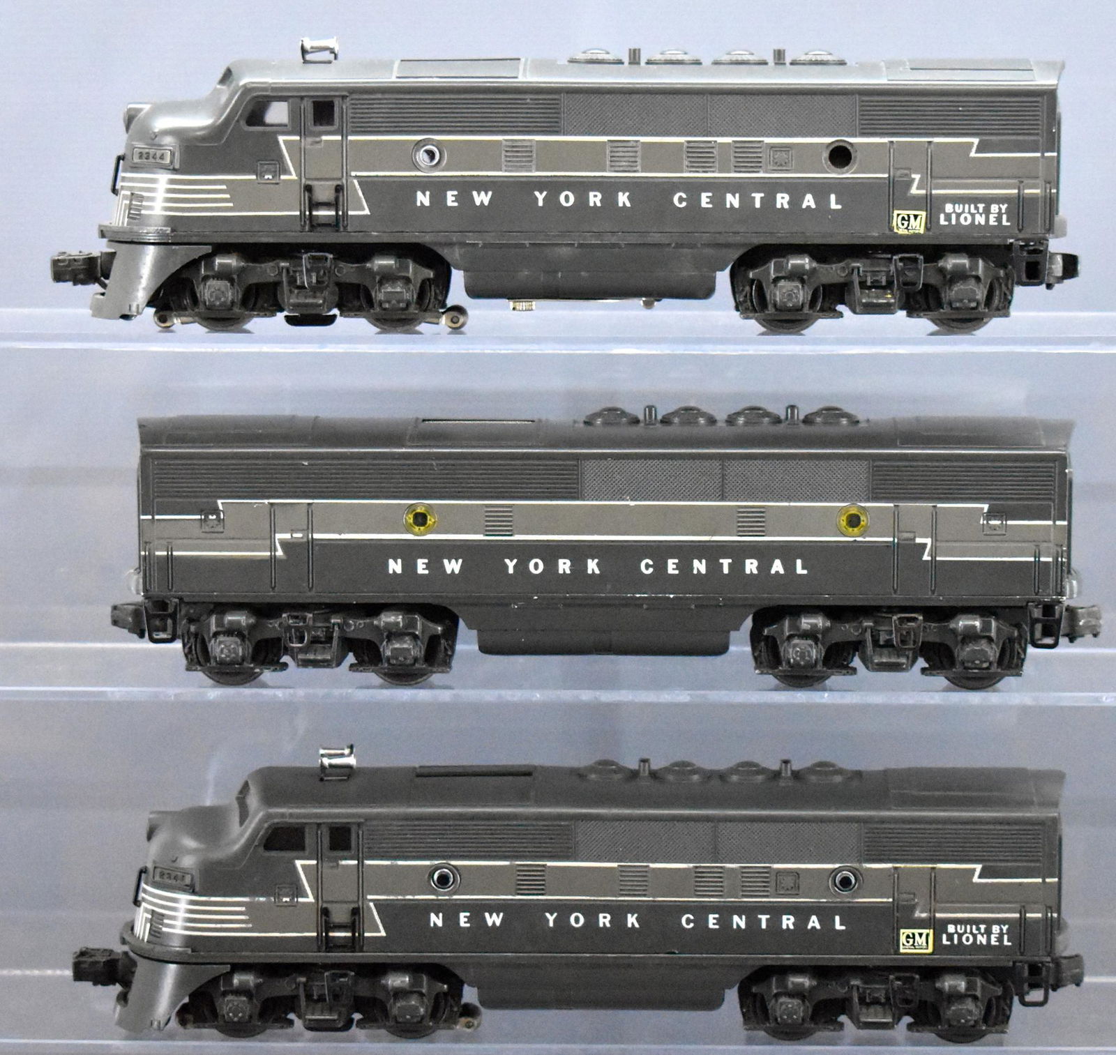 Lionel postwar O gauge 2344 New York Central F3 diesel: Lionel postwar O gauge 2344 New York Central F3 ABA set in master carton with inner boxes, thee show moderate run time and are very clean but do have a few small blemishes, C6+ to C7. There is no batt