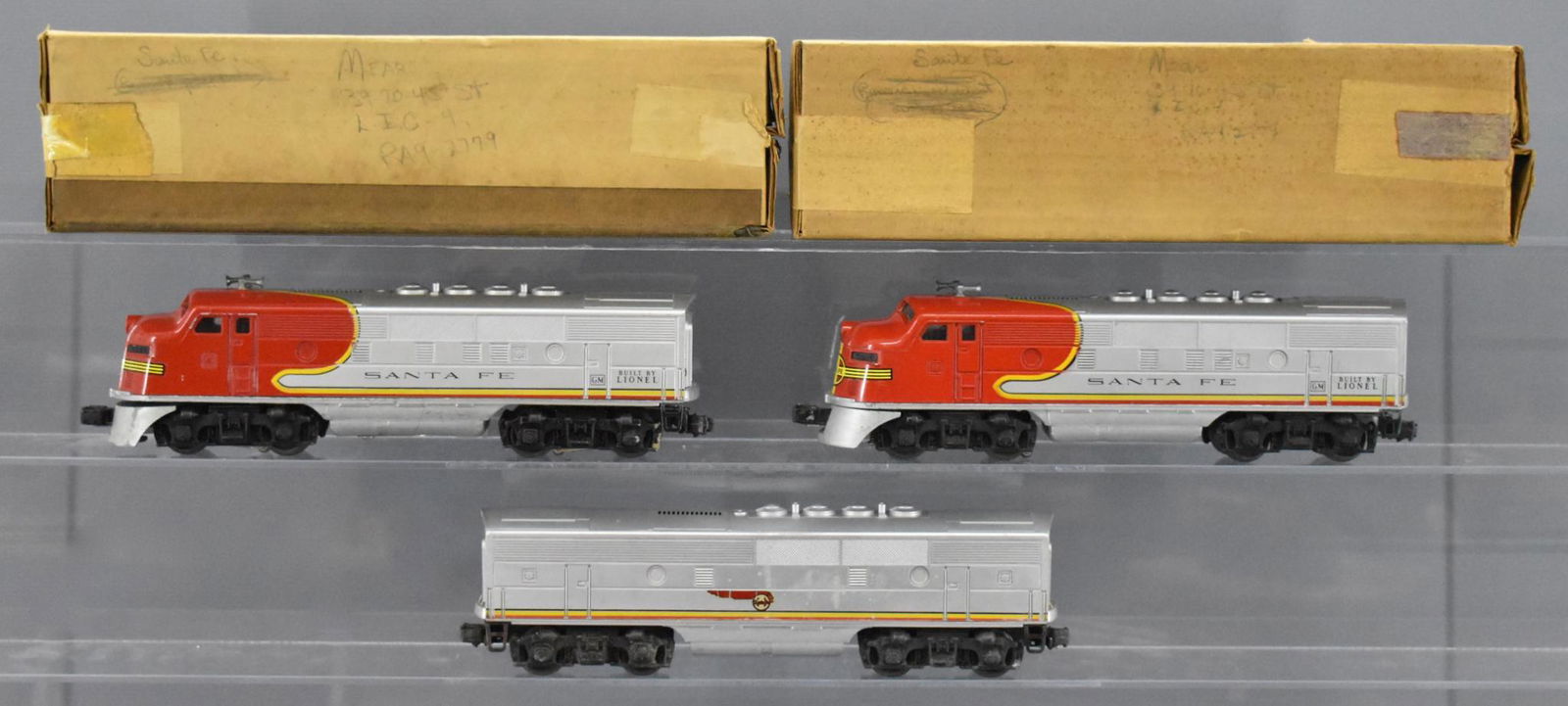 Lionel postwar O 2383 Santa Fe F3 AA diesel locomotive: Lionel postwar O 2383 Santa Fe F3 AA diesel locomotives with 2243B and two original boxes, units show moderate run time and are clean, C7 with 2383P and 2383T corrugated boxes.