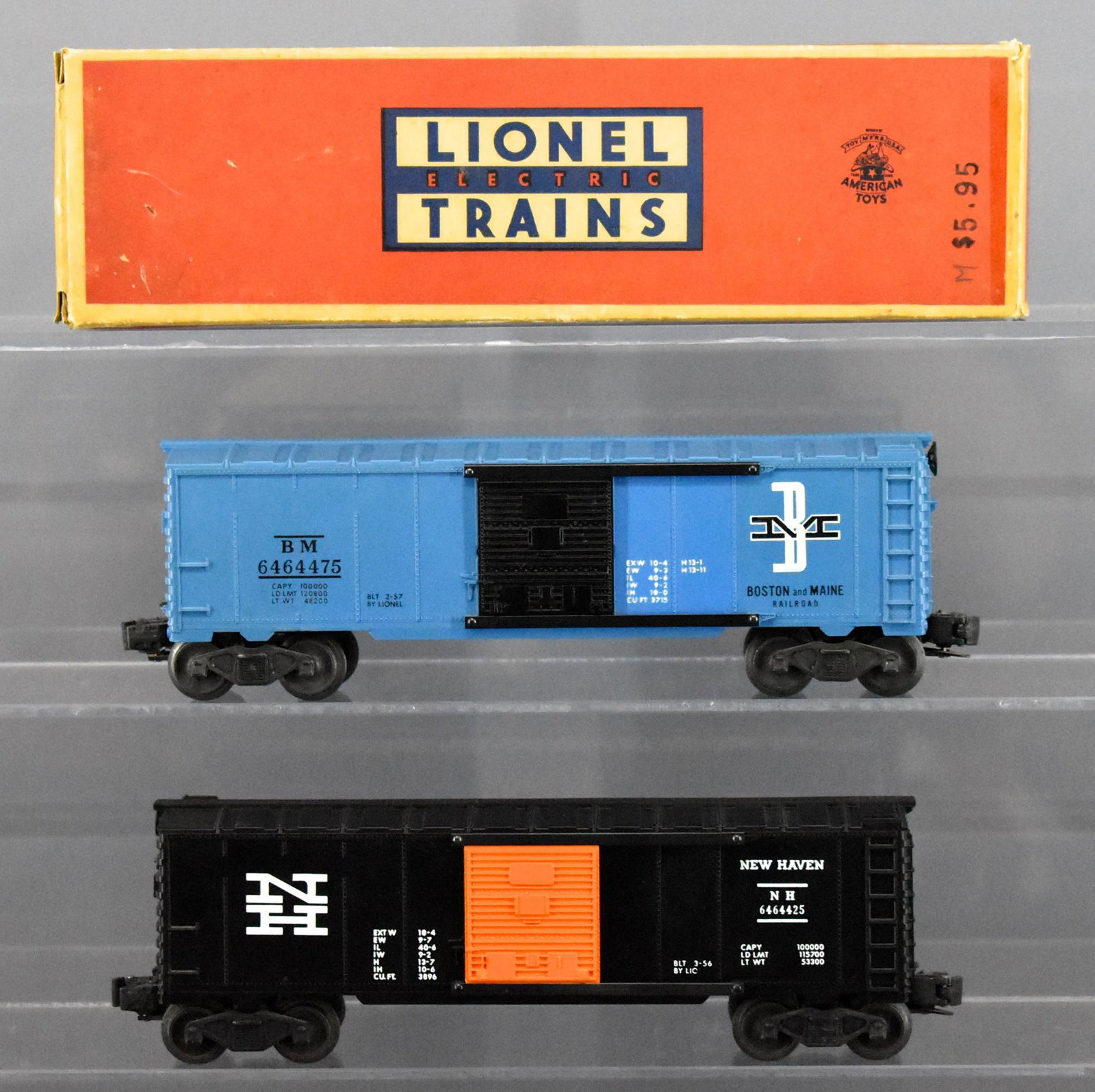 Two Lionel postwar O gauge 6464 box cars with one: Two Lionel postwar O gauge 6464 box cars with one original box to include -425 New Haven and -475 Boston & Maine, both with type IIb bodies, C7 with a fair -425 original box.