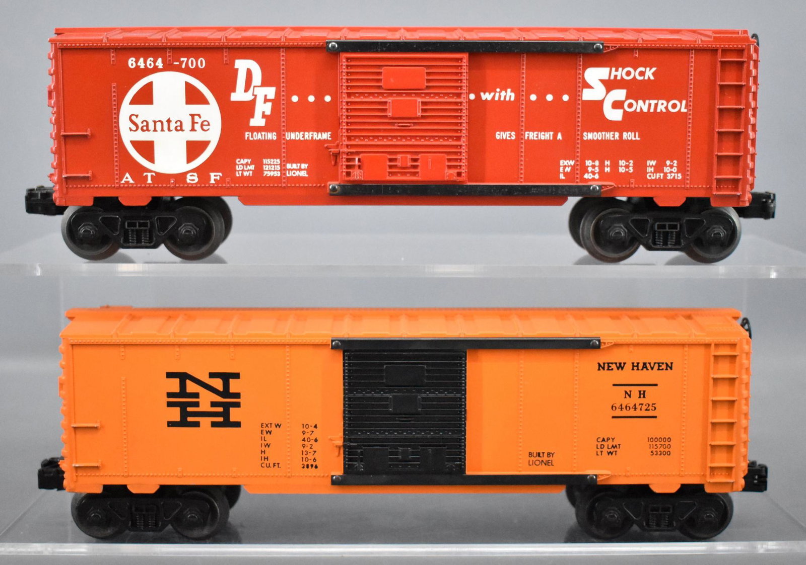 Two Lionel postwar O gauge 6464 box cars: Two Lionel postwar O gauge 6464 box cars to include -700 Santa Fe and -725 New Haven, both are type IV and are C7+.