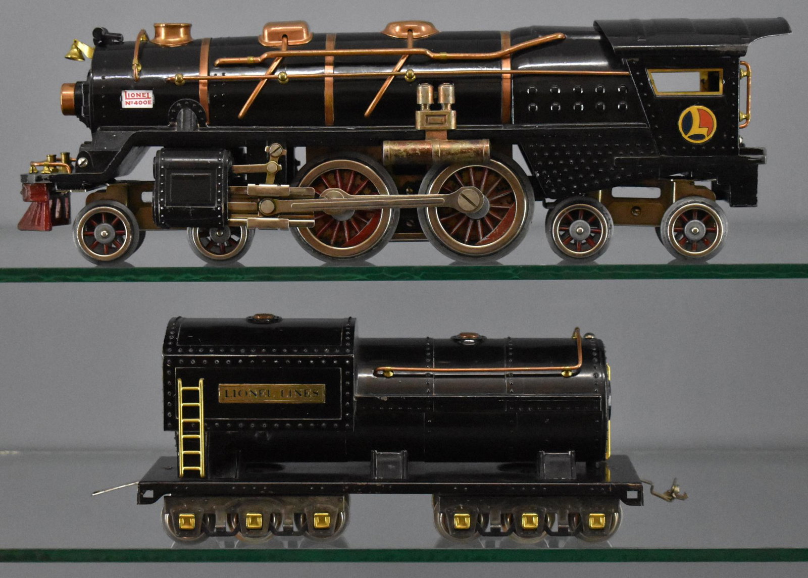 Lionel prewar standard gauge 400E steam locomotive and: Lionel prewar standard gauge 400E steam locomotive and tender, has original drivers, a slight piece broken off of one leading truck from fatigue and nice looking copper piping as seen in the photos, C
