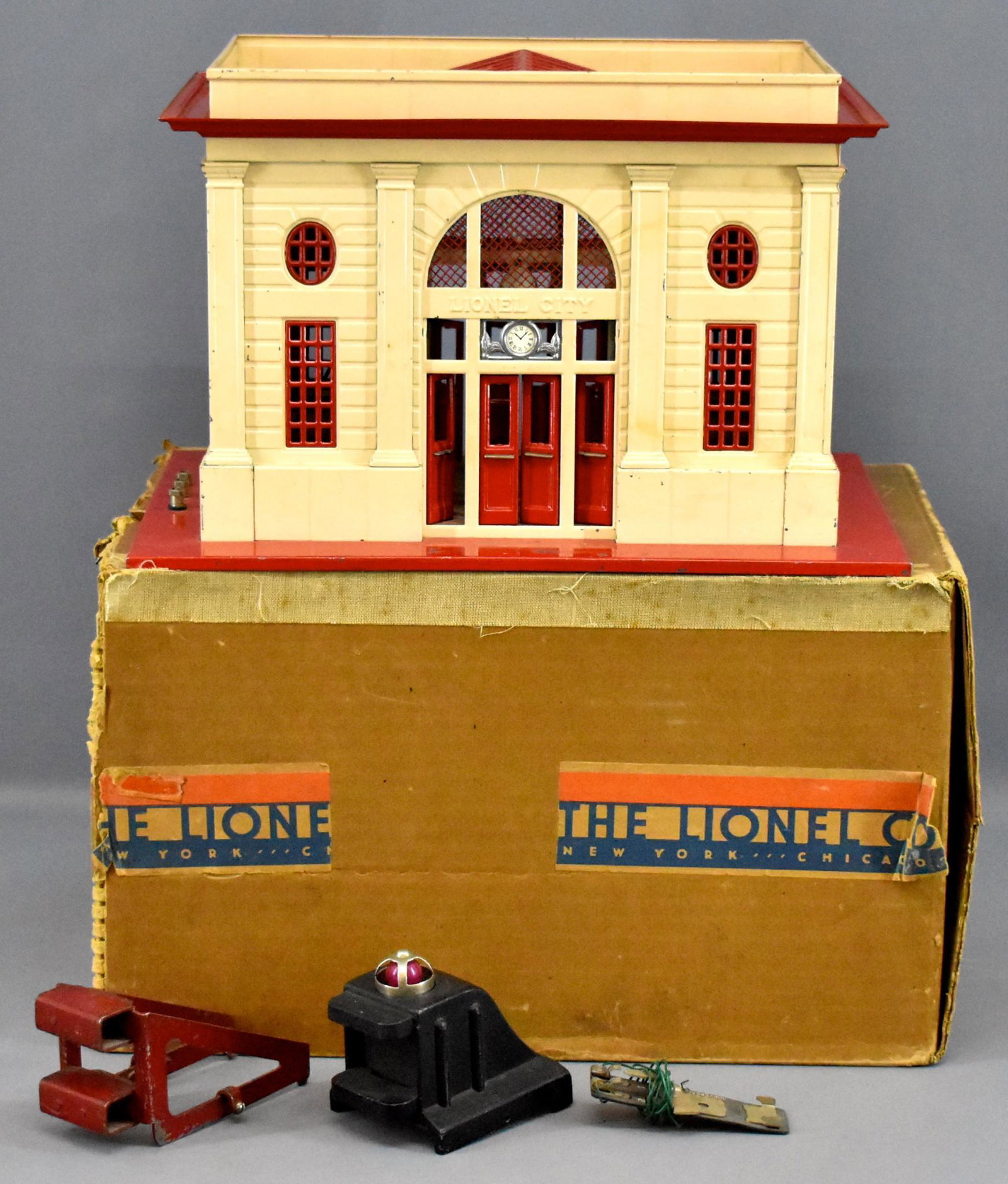 Lionel prewar O gauge 117 station in original box plus: Lionel prewar O gauge 117 station in original box plus 23 and 25 bumpers, C6 in a worn original box