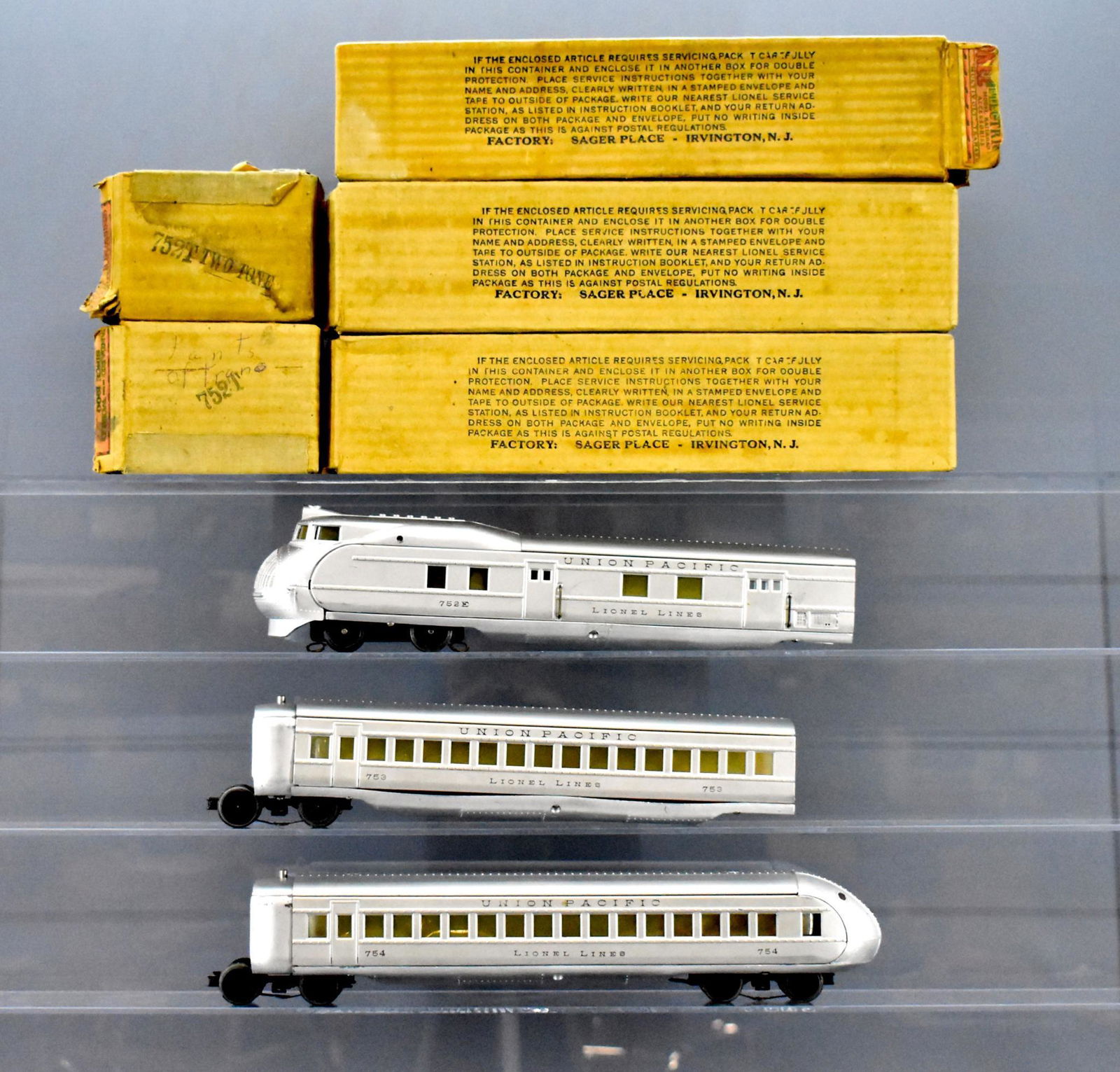 Lionel prewar O gauge silver Union Pacific streamline: Lionel prewar O gauge silver Union Pacific streamline passenger set with original boxes. includes 752E powered car, 753 coach and 754 observation car with two 752T vestibules and correct, matching ori