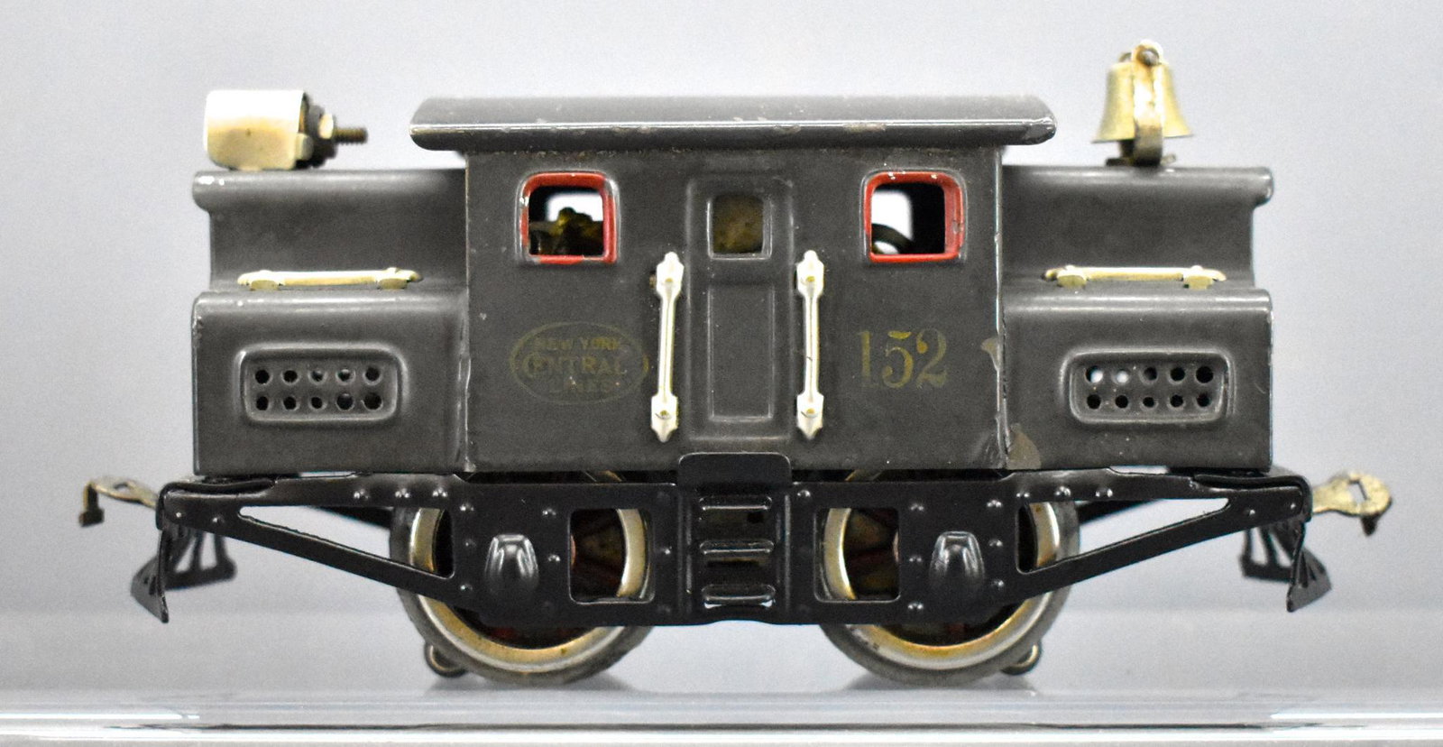 Lionel prewar O gauge 152 DARK GRAY electric locomotive: Lionel prewar O gauge 152 DARK GRAY electric locomotive, all original with some paint chips, C6+.