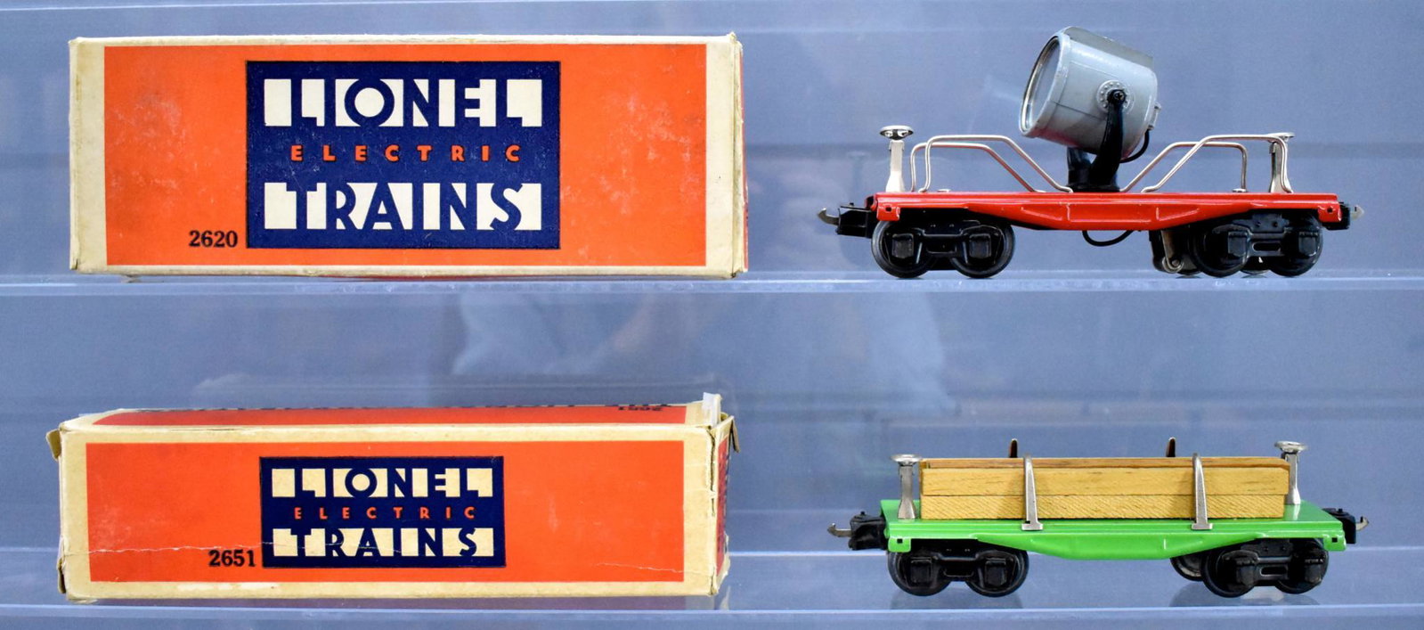 Lionel prewar O gauge 2620 searchlight car and 2651: Lionel prewar O gauge 2620 searchlight car and 2651 lumber car in original boxes, with an original insert for the searchlight car, C7-8 trains with good to very good original boxes.