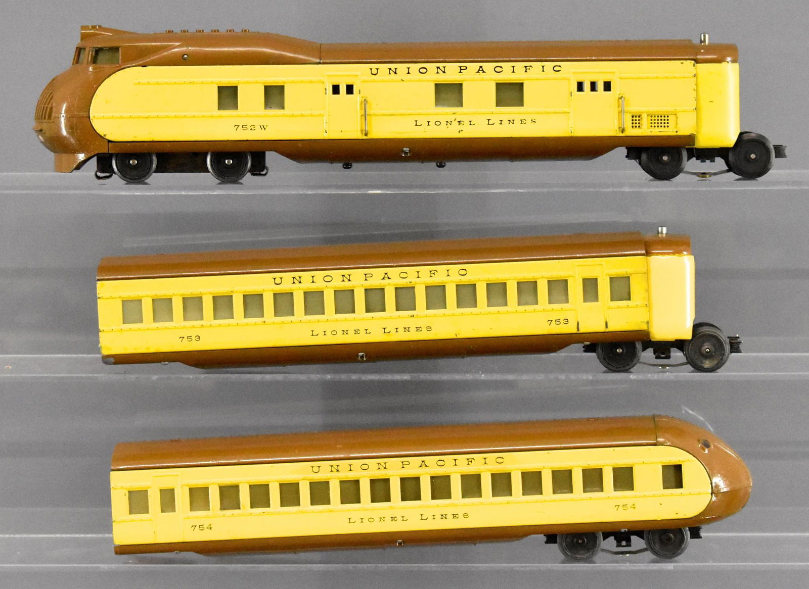 Partially restored Lionel prewar O gauge 752 City of: Partially restored Lionel prewar O gauge 752 City of Portland articulated passenger set to include 752W power car with whistle, 753 coach, 754 observation car and two 752T vestibules. The sides and be