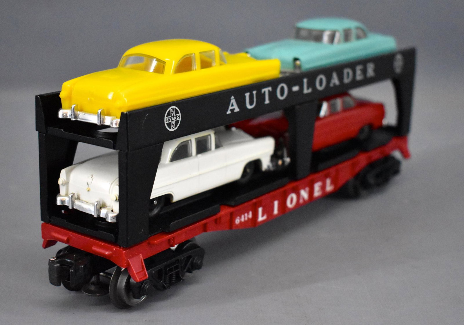 Lionel postwar O 6414 autoloader with original: Lionel postwar O 6414 autoloader with original automobiles, shows light run time and is C7+.