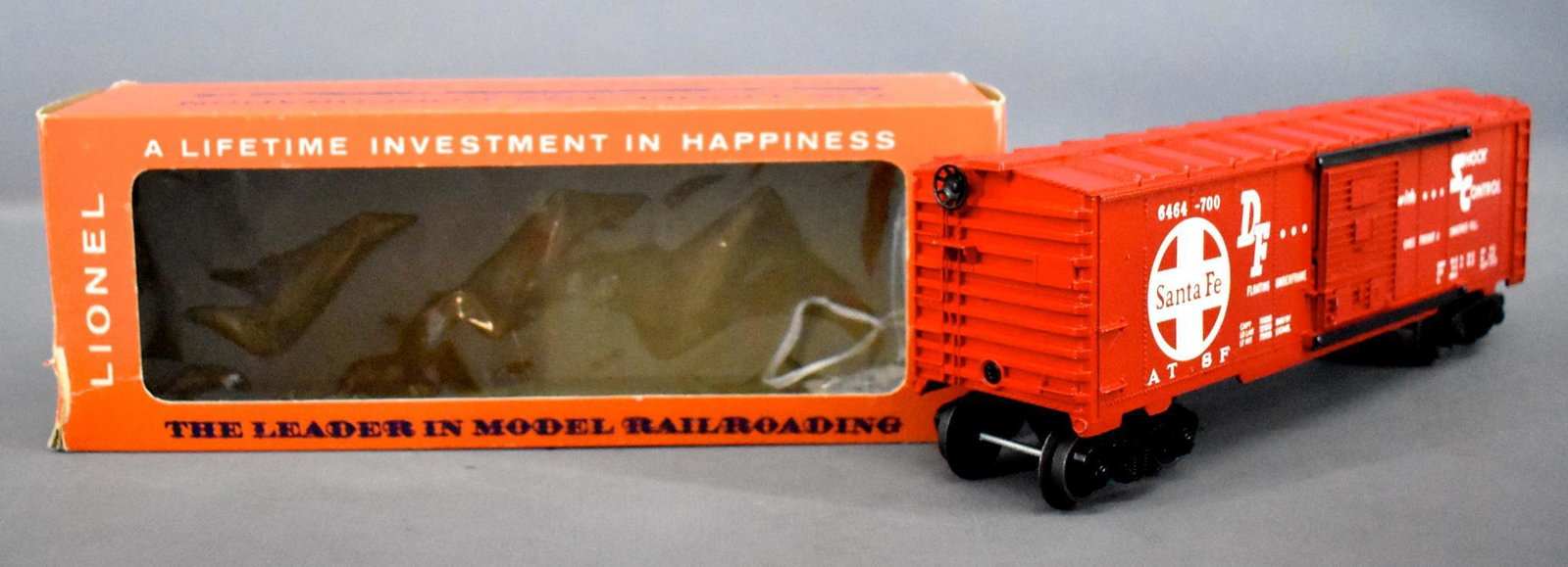 Unrun Lionel postwar O 6464-700 Santa Fe box car in: Unrun Lionel postwar O 6464-700 Santa Fe type IV box car in original box, C8 in a very good original box.