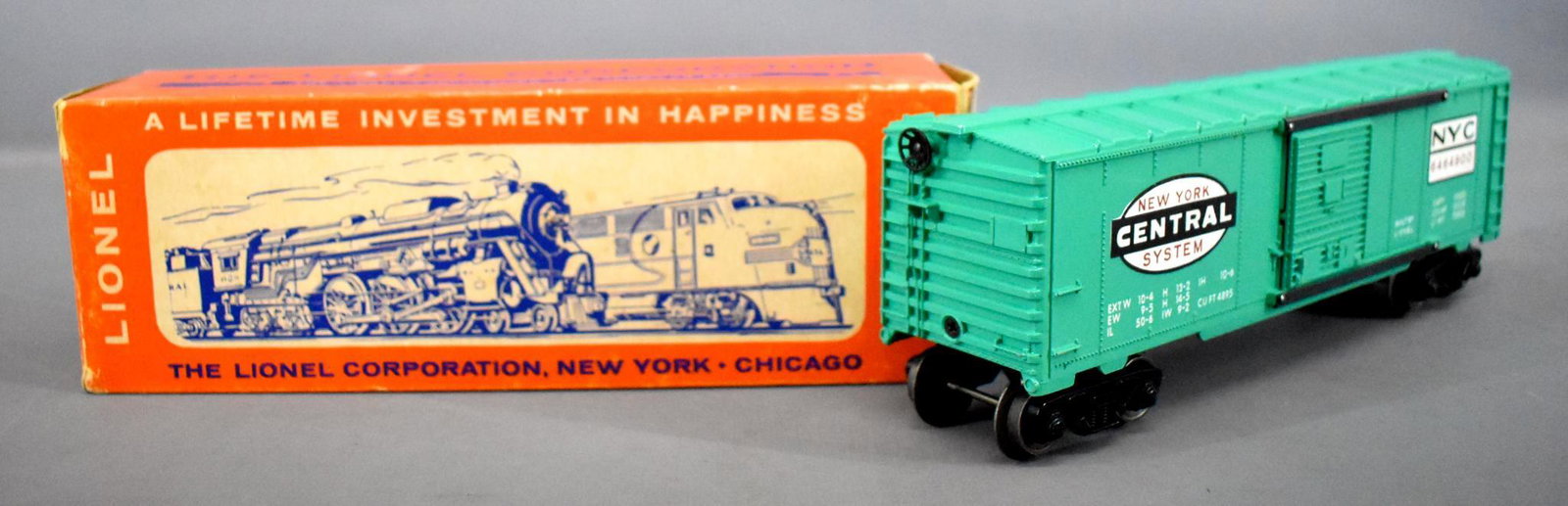Unrun Lionel postwar O 6464-900 New York Central box: Unrun Lionel postwar O 6464-900 type IV New York Central box car in original box, C9+ in a good original box.