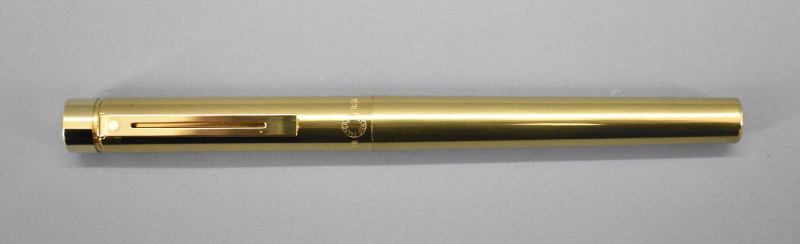 Sheaffer Targa fountain pen, Imperial Brass design: Sheaffer Targa fountain pen, Imperial Brass design. 14k Gold nib. Stickered, possibly new old stock. Measures 5 1/2 inches in length with the cap snapped on. This pen has been used at some point