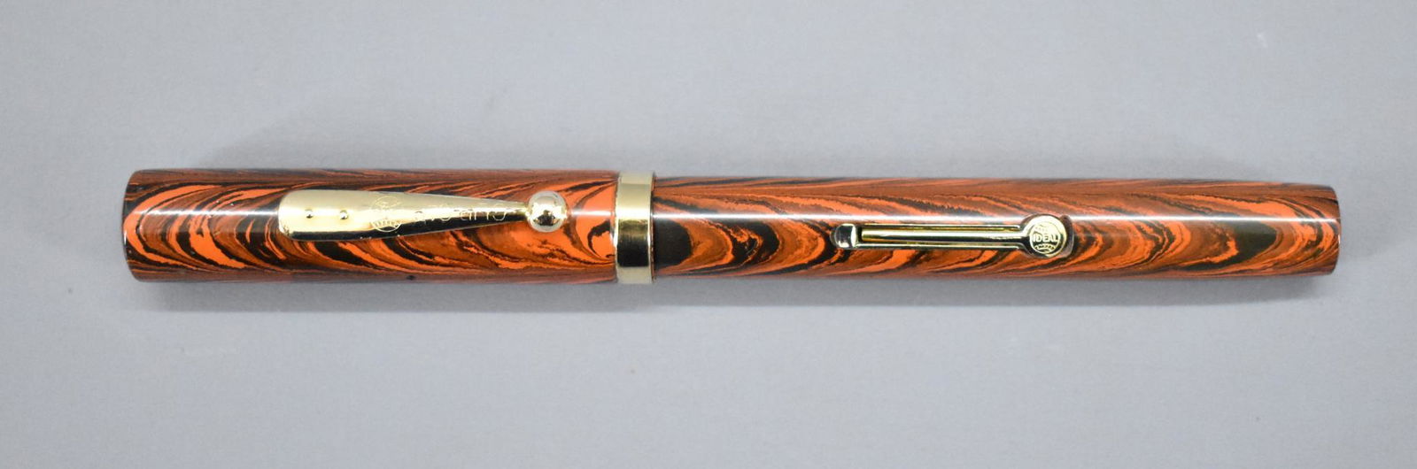 Waterman 55 fountain pen, rare 14k Gold Music nib: Waterman 55 fountain pen, rare 14k Gold Music nib. Orange Hard-Rubber Ripple Design. Measures 5 1/2 inches in length with the cap screwed on. This pen has been used at some point and may or may n