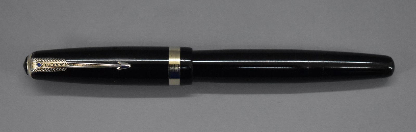 Parker Vacumatic fountain pen: Parker Vacumatic fountain pen. 14k Gold nib. Measures 5 1/16 inches in length with the cap screwed on. This pen has been used at some point and may or may not be missing internal parts as we do n