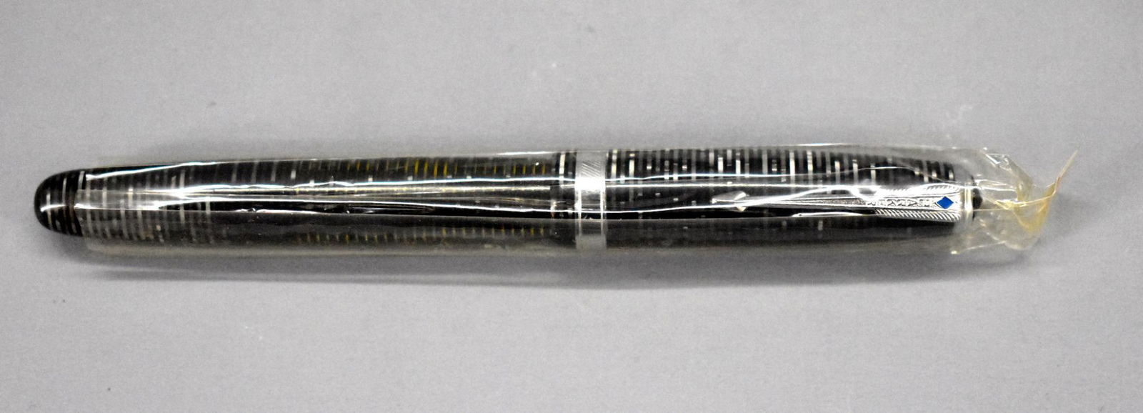 Parker Vacumatic fountain pen, New Old Stock: Parker Vacumatic fountain pen, New Old Stock. 14k Gold nib. Measures 5 1/16 inches in length with the cap screwed on. This pen has been used at some point and may or may not be missing internal p