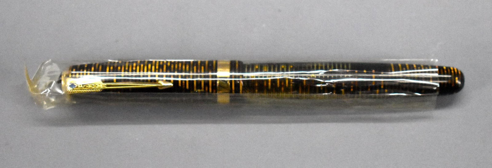 Parker Vacumatic fountain pen, New Old Stock: Parker Vacumatic fountain pen, New Old Stock. 14k Gold nib. Measures 5 1/16 inches in length with the cap screwed on. This pen has been used at some point and may or may not be missing internal p
