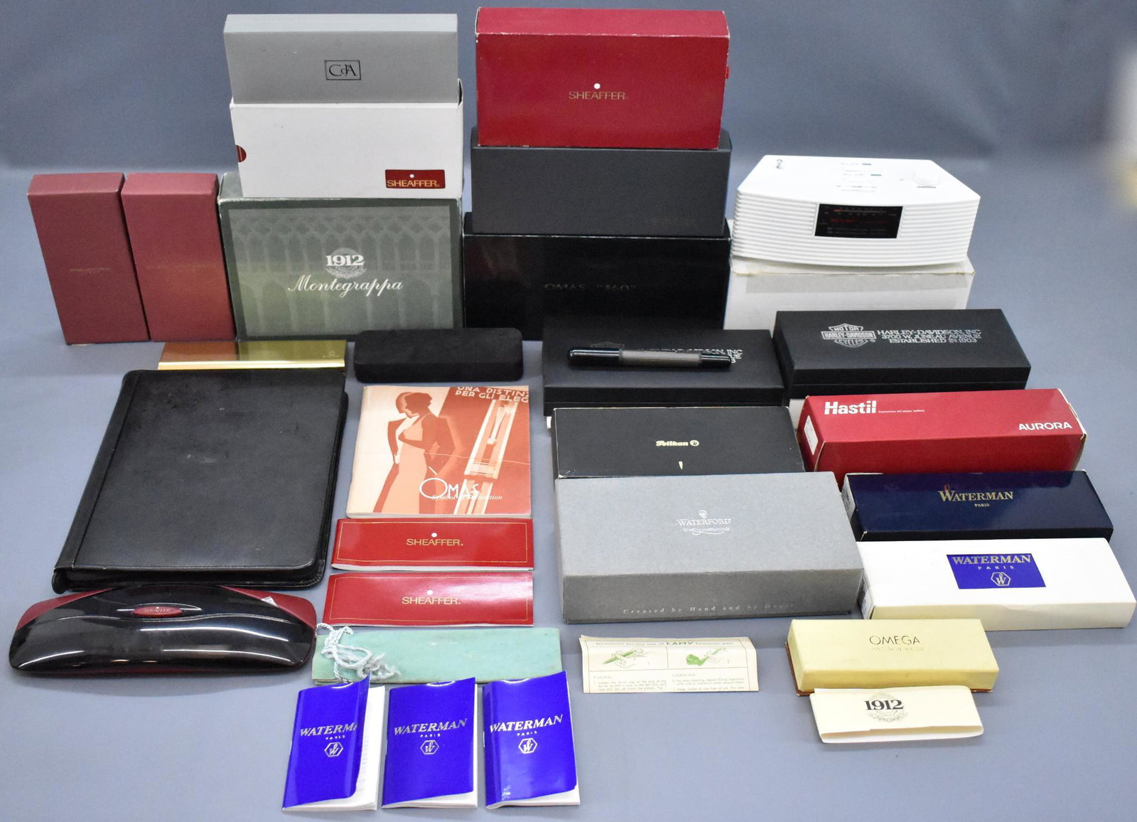 Large group of mixed original boxes for fountain pens,: Large group of mixed original boxes for fountain pens, almost all are empty, the Omas 360 has severe surface wear on the inner box, one Harley davidson box has a pen. The others are all in pretty nice
