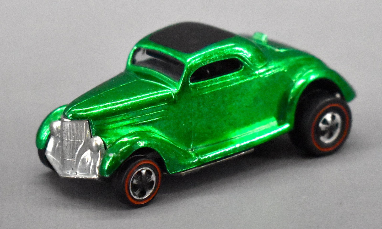 Redline Hot Wheels green US Classic '36 Ford coupe: Redline Hot Wheels green US Classic '36 Ford coupe, very clean with minor paint wear and a toned base as seen in the photos.
