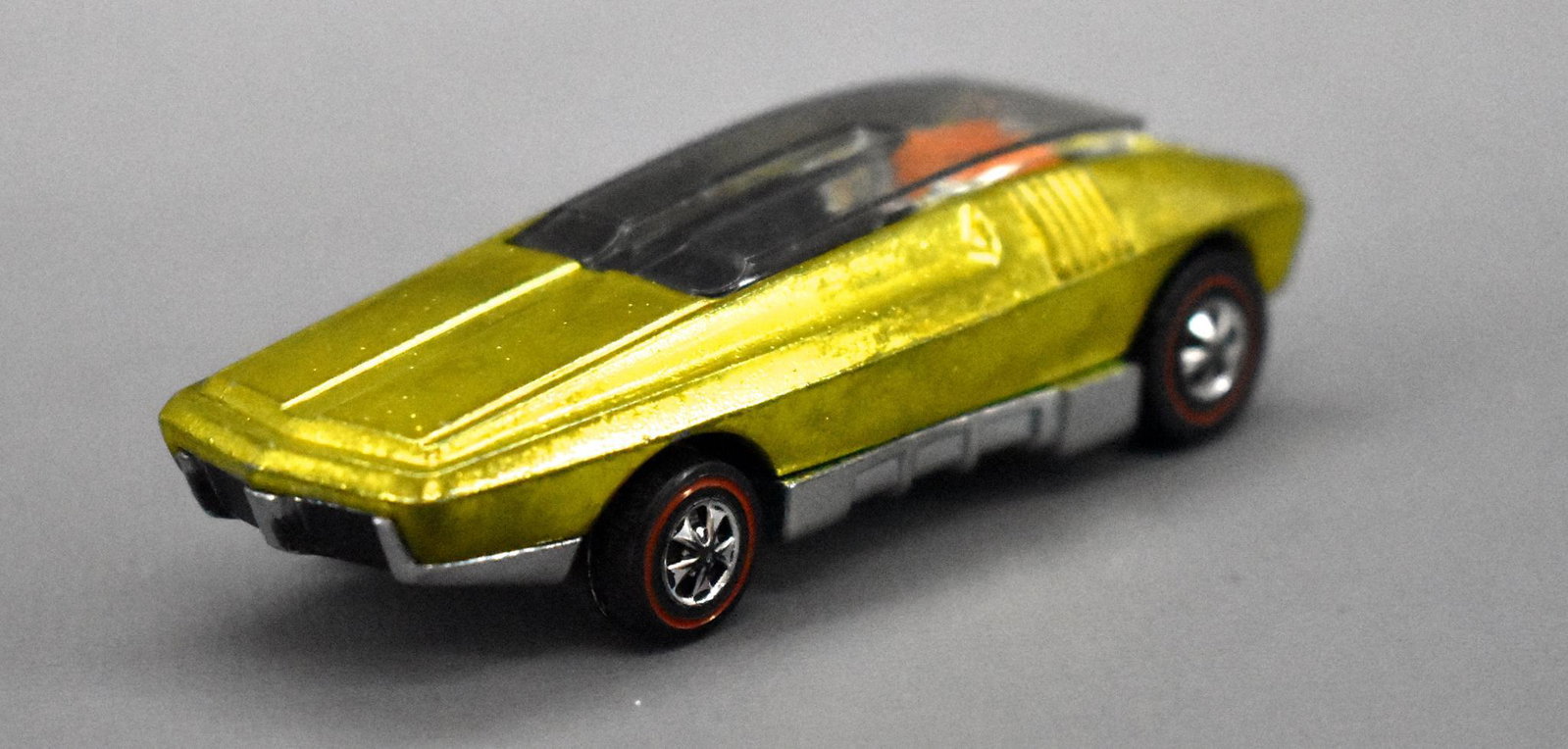 Redline Hot Wheels yellow US Whip Creamer black: Redline Hot Wheels yellow US Whip Creamer black interior, blister pull quality but does have some slight toning, otherwise gorgeous with a super shiny base as seen in the photos.