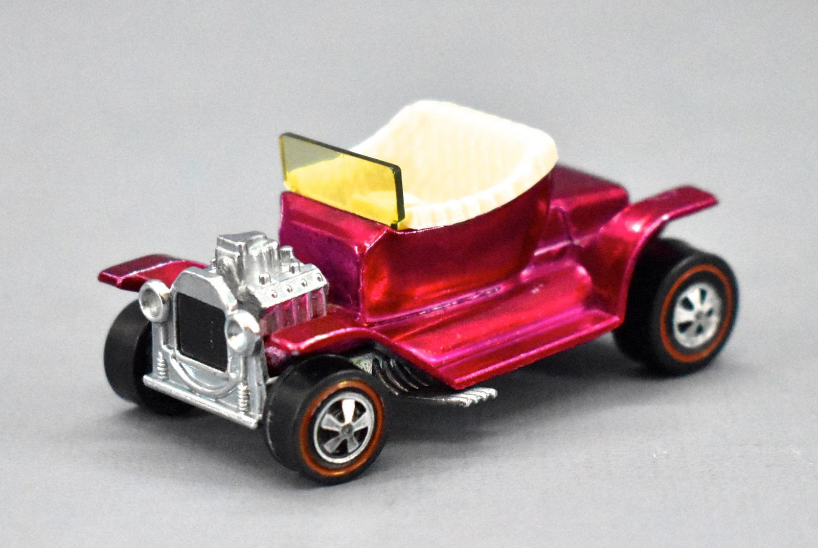 Redline Hot Wheels rose Hot Heap: Redline Hot Wheels rose Hot Heap, very clean with fender edge wear and a shiny base as seen in the photos.