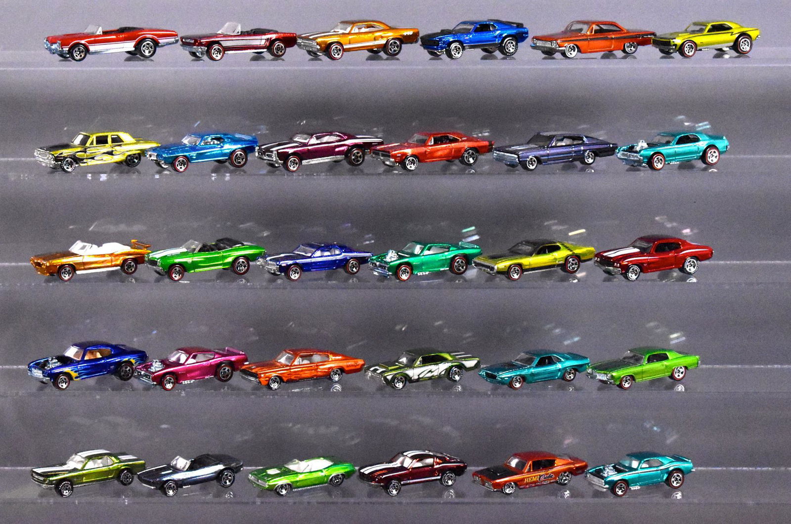 Group of 30 loose Hot Wheels Classics die cast cars: Group of 30 loose Hot Wheels Classics die cast cars, all cars are nice and clean, collector owned and excellent to near mint as seen in the photos.