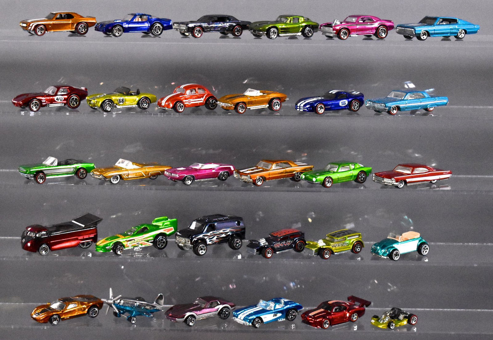 Group of 30 loose Hot Wheels Classics die cast cars: Group of 30 loose Hot Wheels Classics die cast cars, all cars are nice and clean, collector owned and excellent to near mint as seen in the photos.