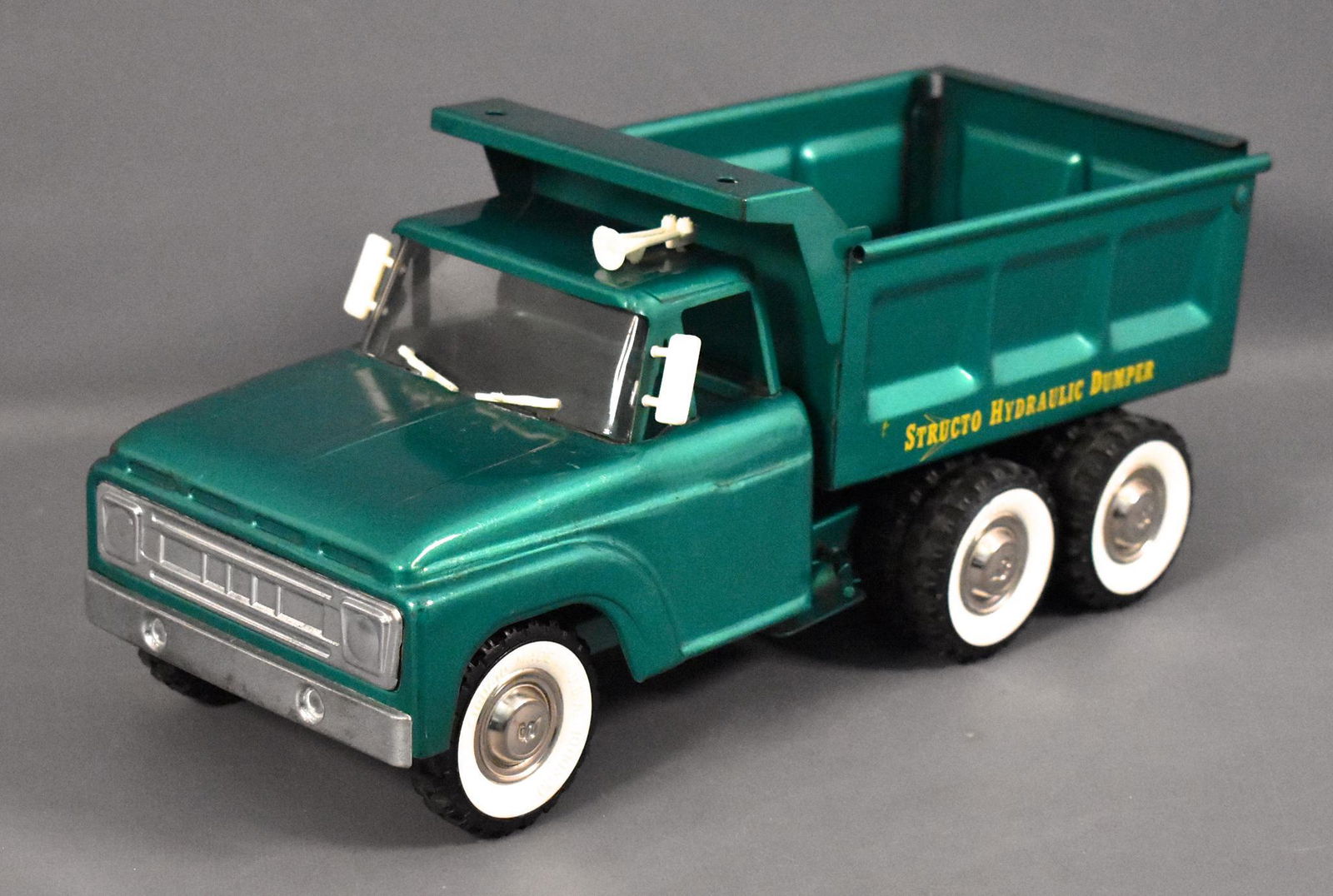 Gorgeous 1960's Structo pressed steel tandem axle: Gorgeous 1960's Structo pressed steel tandem axle hydraulic dump truck, all original with no missing parts and a strong working cylinder, excellent plus condition as seen in the photos.