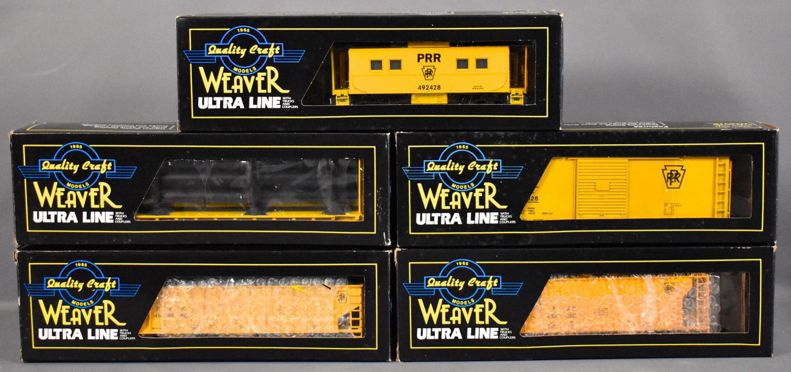 Five Weaver O scale 3-rail freight cars in original: Five Weaver O scale 3-rail freight cars in original boxes to include 3-bay coal car, flat car with pipe loads, PS-2 covered hopper, PS-1 40' box car and caboose, showing little to no run time and 