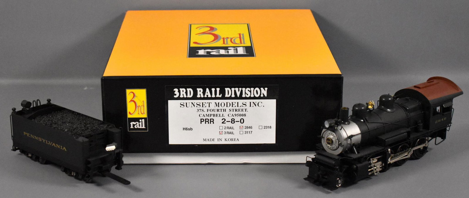 Sunset 3rd rail O scale 3 rail brass Pennsylvania H6sb: Sunset 3rd rail O scale 3 rail brass Pennsylvania H6sb 2-8-0, cab #2846 in original box, possibly test run, C8 with mild paint loss from the rear driver as seen in the photos. Comes in a near mint ori