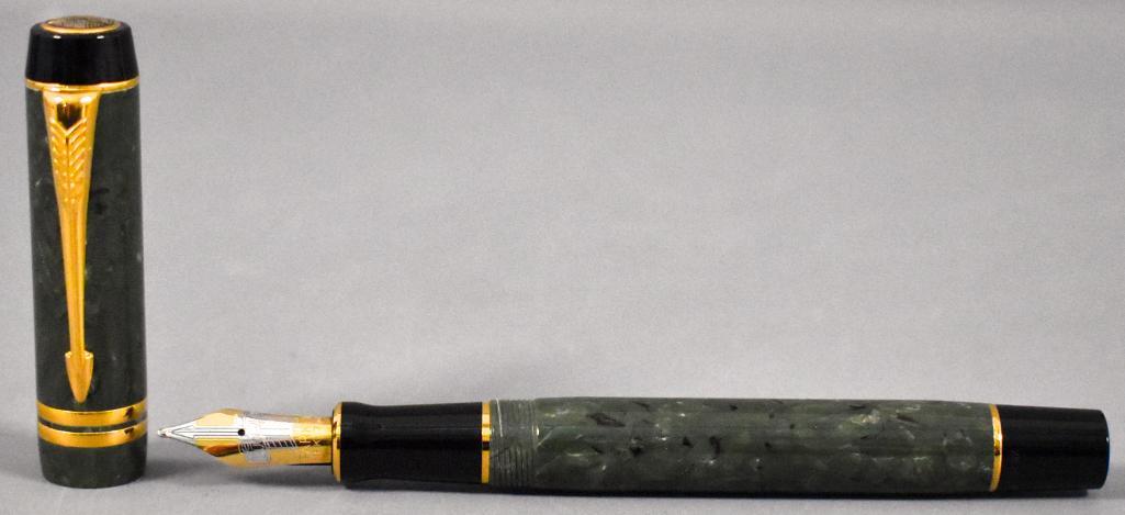 Parker Duofold fountain pen: Parker Duofold fountain pen. This pen has been used at some point and may or may not be missing internal parts as we do not have any knowledge of the internal working parts of fountain pens. It does a