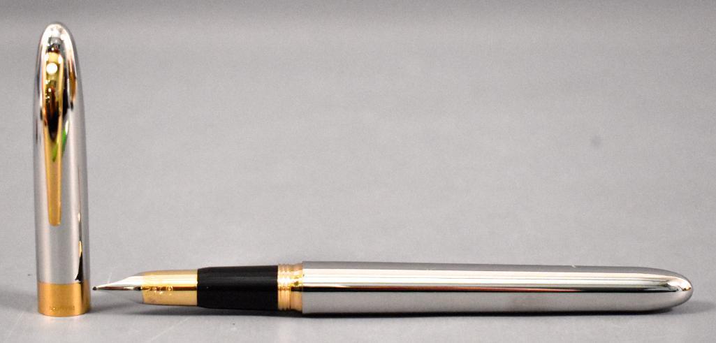 Sheaffer Crest: Modern Sheaffer Crest fountain pen. This pen has been used at some point and may or may not be missing internal parts as we do not have any knowledge of the internal working parts of fountain pens. It