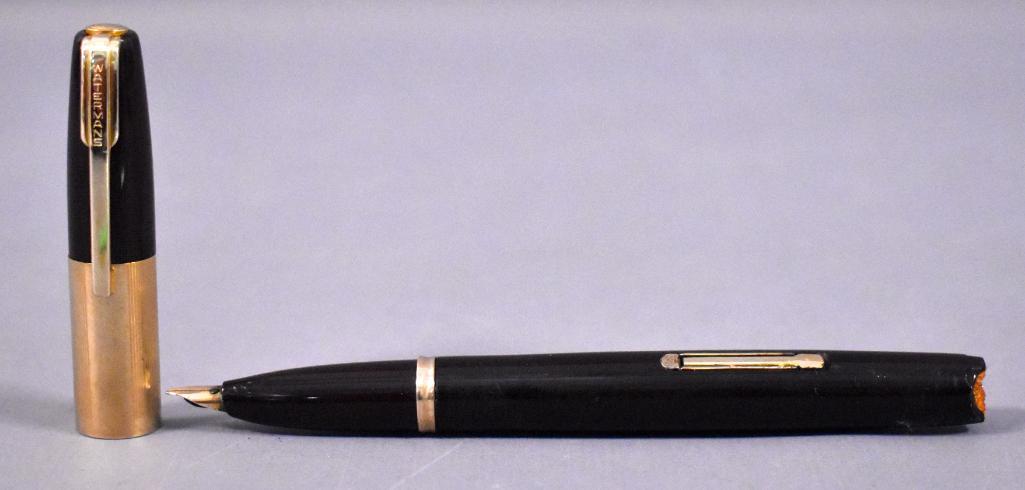 Waterman Taperite, missing end jewel: Waterman Taperite, missing end jewel. This pen has been used at some point and may or may not be missing internal parts as we do not have any knowledge of the internal working parts of fountain pens. 