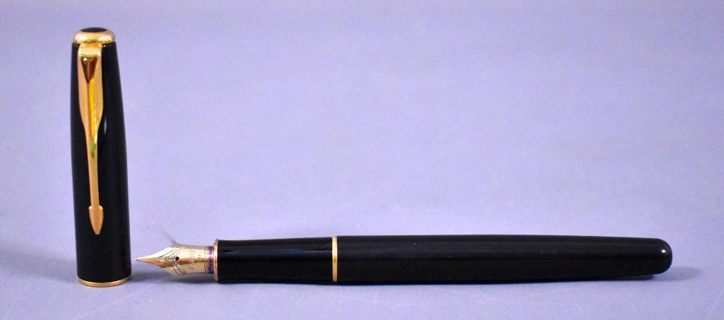 Parker Sonnet, 18k gold nib: Parker Sonnet, 18k gold nib. This pen has been used at some point and may or may not be missing internal parts as we do not have any knowledge of the internal working parts of fountain pens. It does a