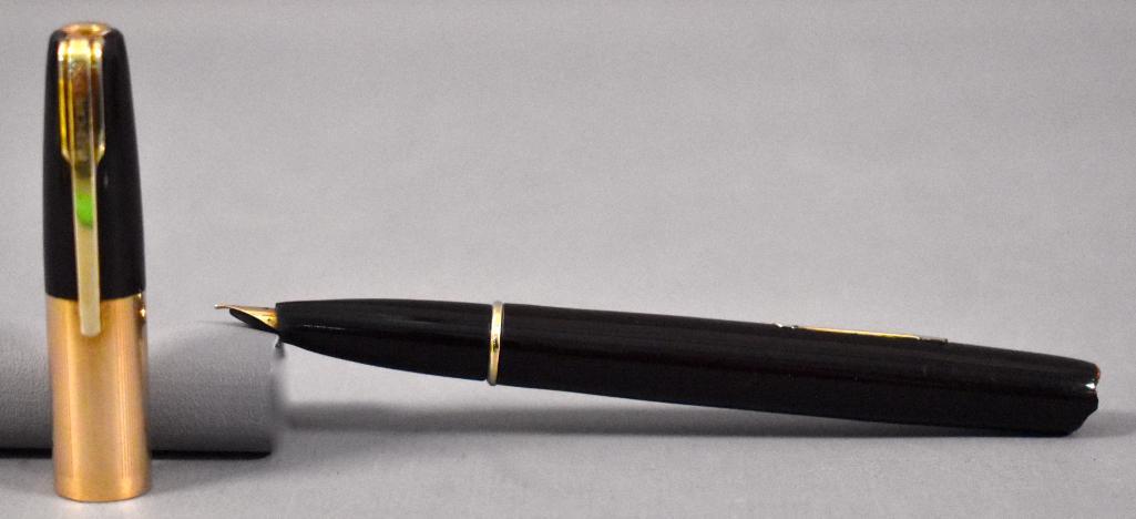 Waterman Taperite, missing tail jewel: Waterman Taperite, missing tail jewel. This pen has been used at some point and may or may not be missing internal parts as we do not have any knowledge of the internal working parts of fountain pens.
