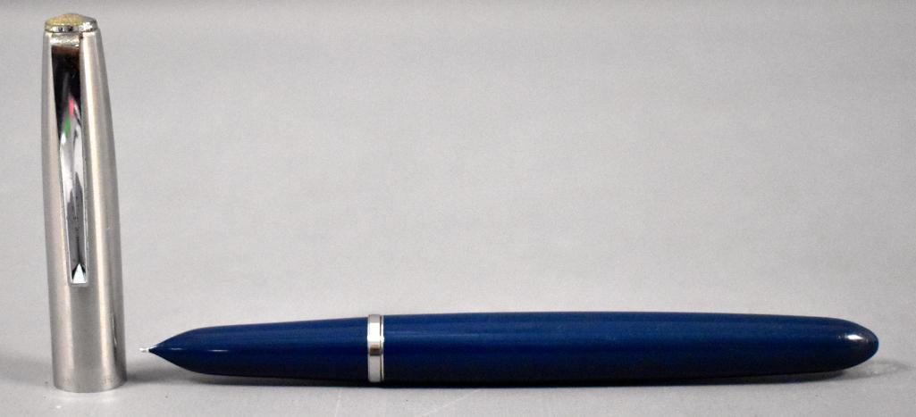 Parker 21: Parker 21. This pen has been used at some point and may or may not be missing internal parts as we do not have any knowledge of the internal working parts of fountain pens. It does appear to have been